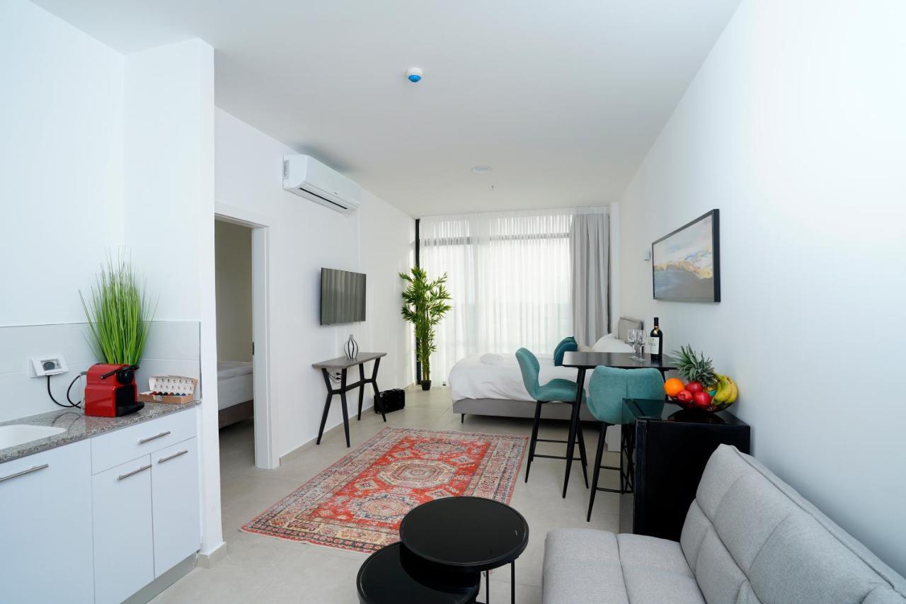 Hi-Yam Seaview Apartments & Suites - יש ממ"ד Бат-Ям Екстер'єр фото