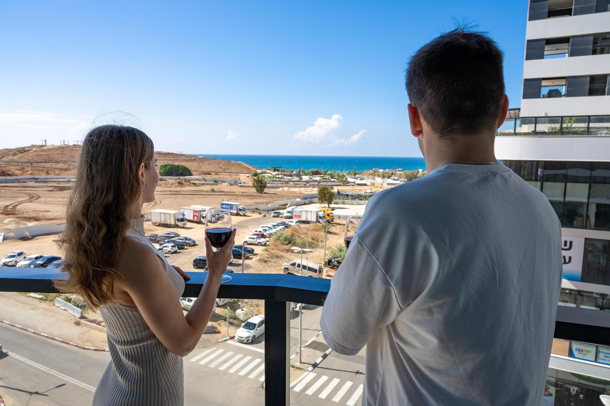 Hi-Yam Seaview Apartments & Suites - יש ממ"ד Бат-Ям Екстер'єр фото
