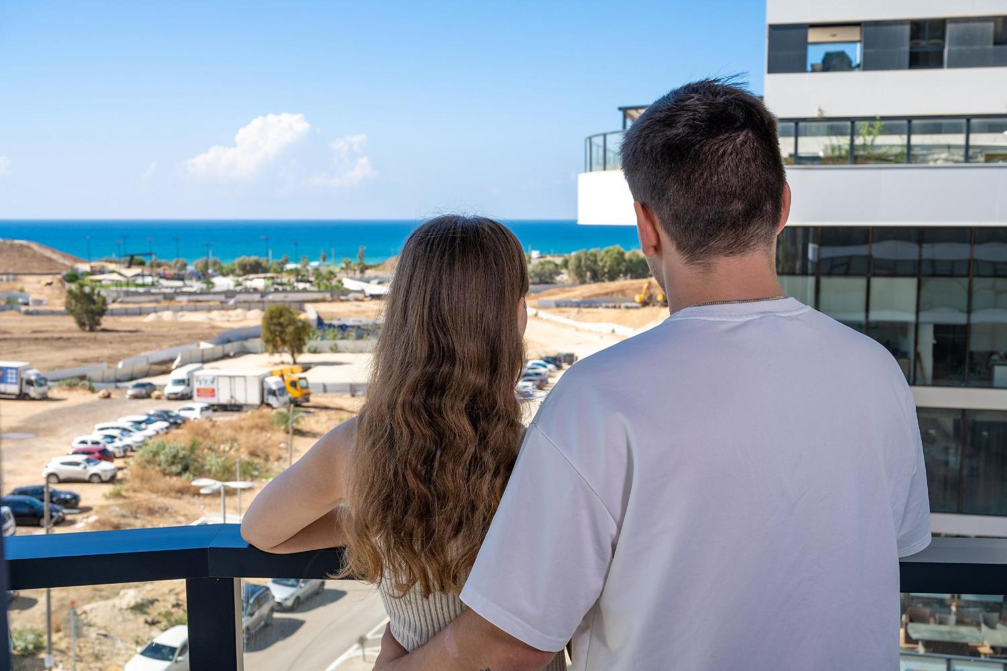 Hi-Yam Seaview Apartments & Suites - יש ממ"ד Бат-Ям Екстер'єр фото