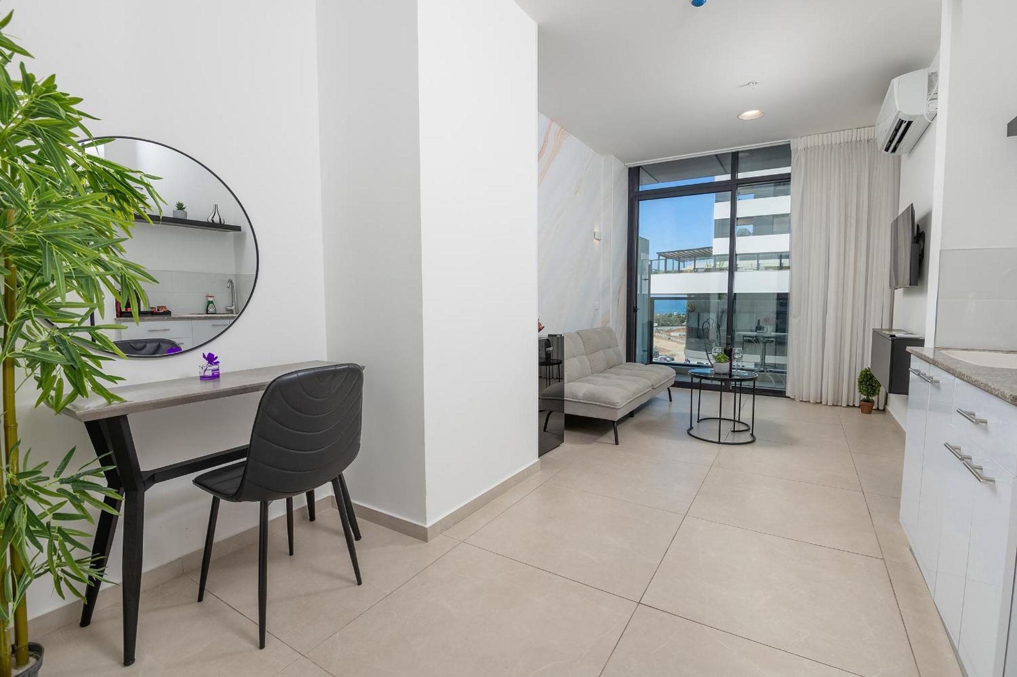 Hi-Yam Seaview Apartments & Suites - יש ממ"ד Бат-Ям Екстер'єр фото