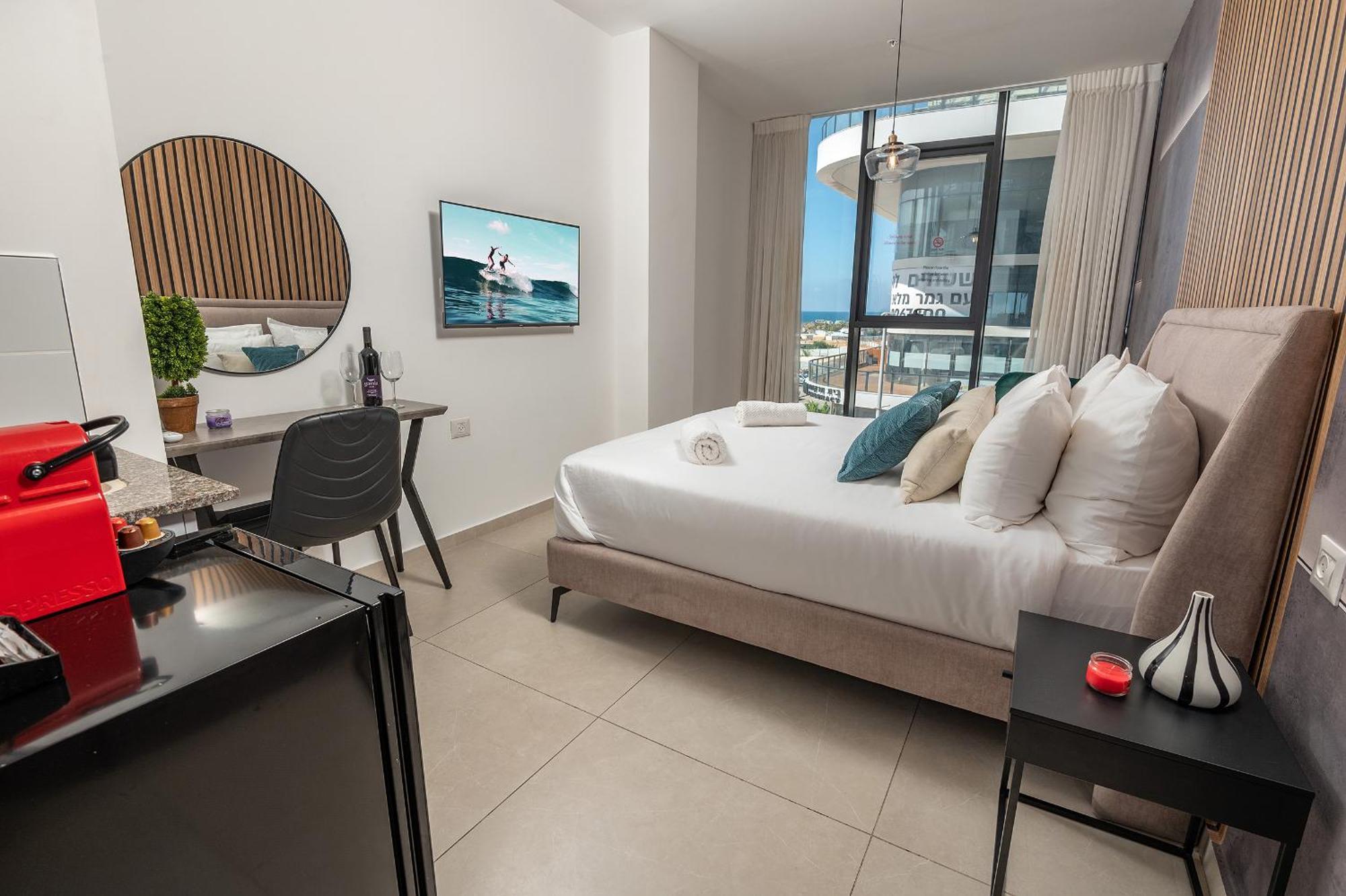 Hi-Yam Seaview Apartments & Suites - יש ממ"ד Бат-Ям Екстер'єр фото