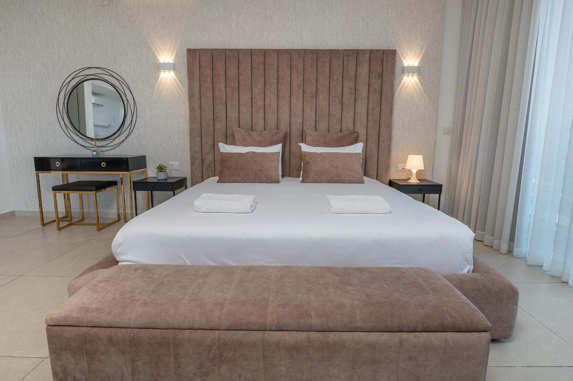 Hi-Yam Seaview Apartments & Suites - יש ממ"ד Бат-Ям Номер фото