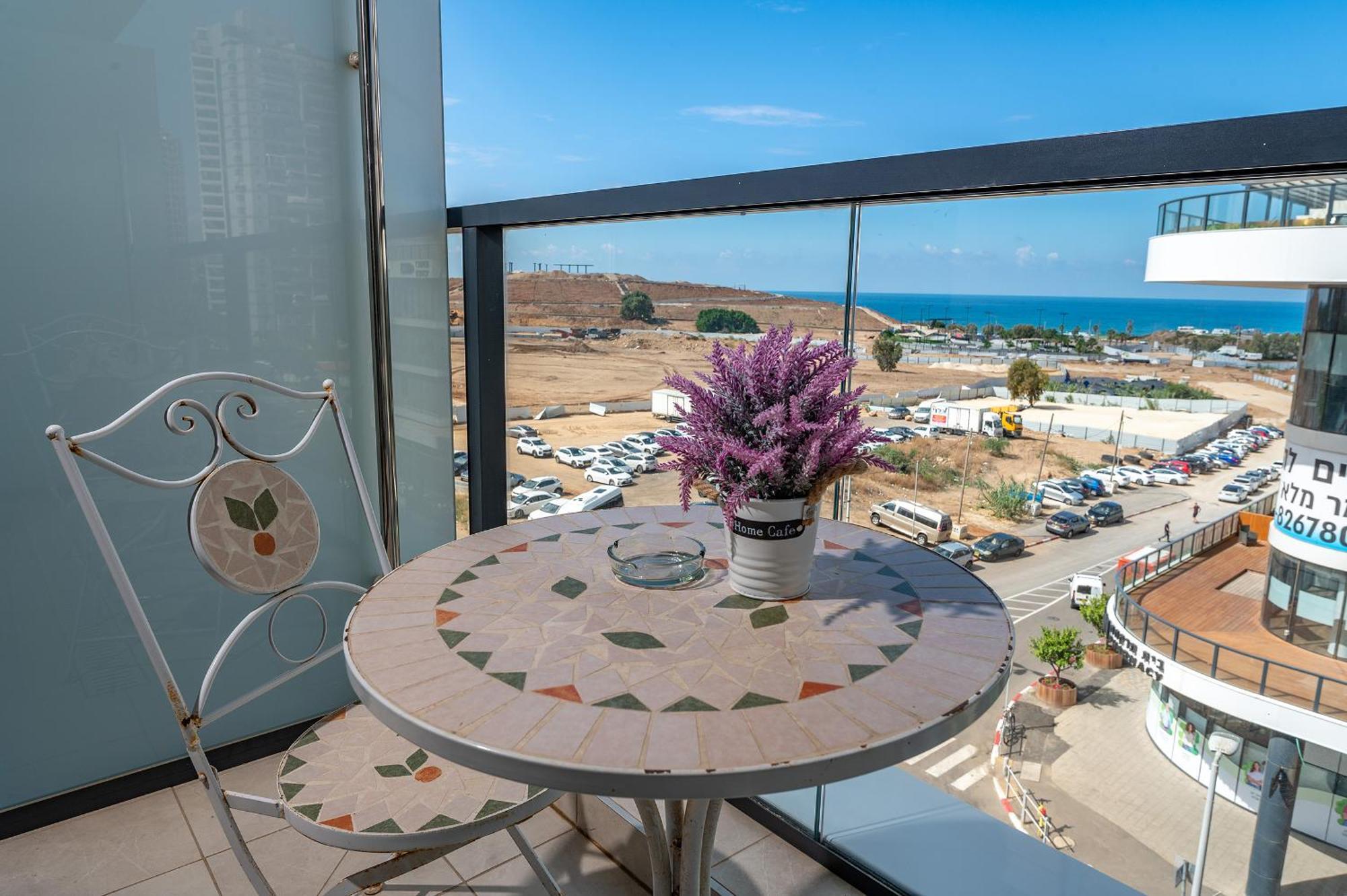 Hi-Yam Seaview Apartments & Suites - יש ממ"ד Бат-Ям Номер фото