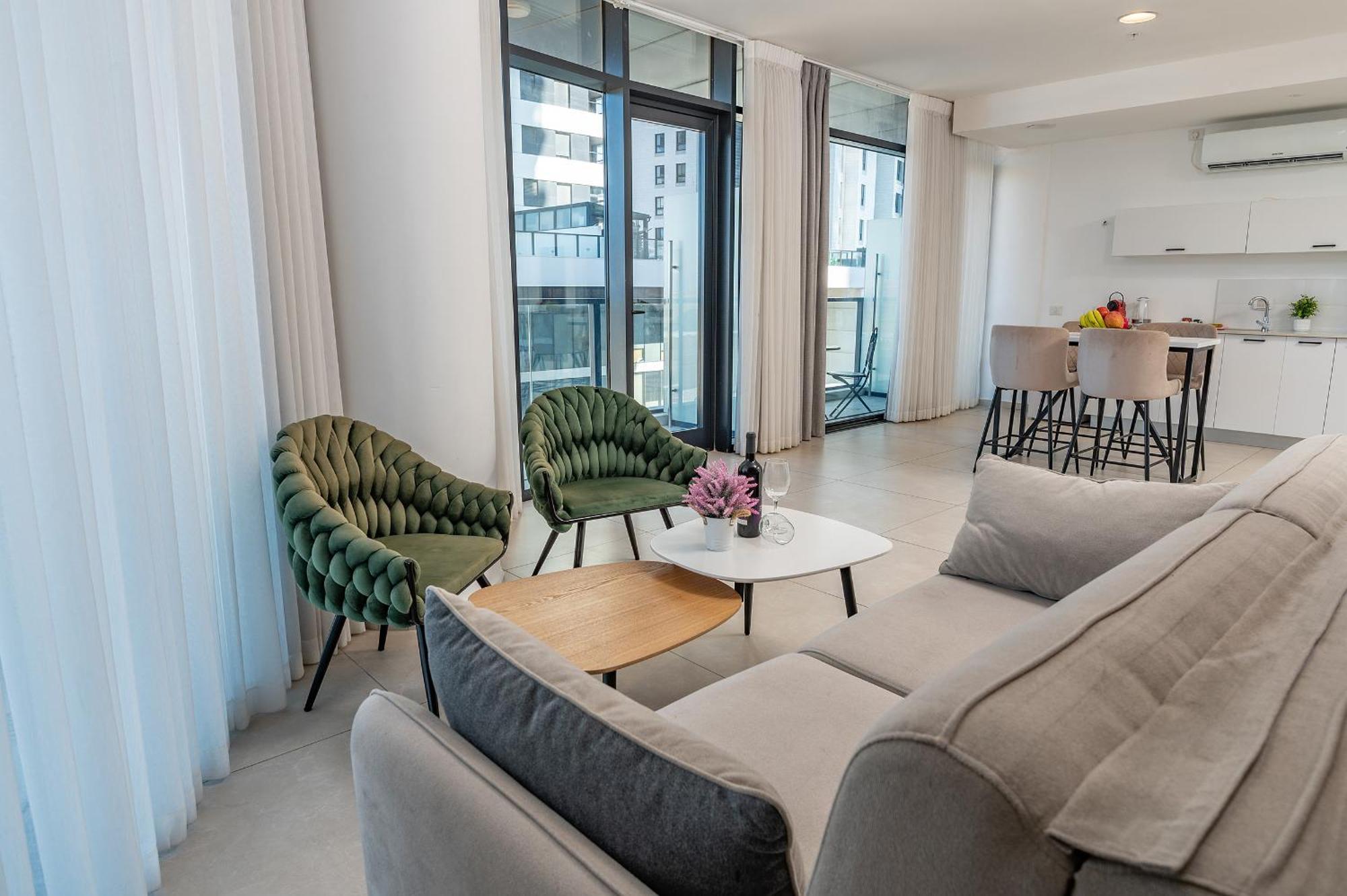 Hi-Yam Seaview Apartments & Suites - יש ממ"ד Бат-Ям Номер фото