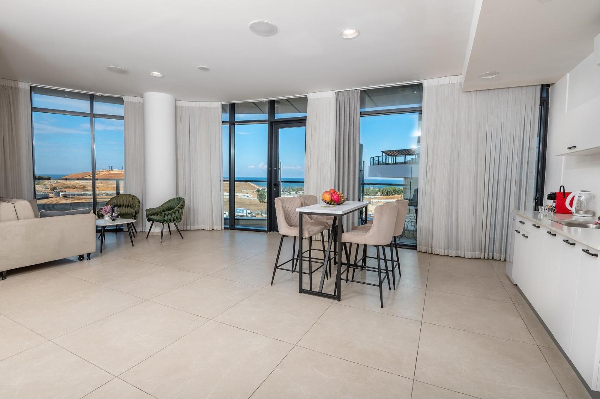 Hi-Yam Seaview Apartments & Suites - יש ממ"ד Бат-Ям Номер фото