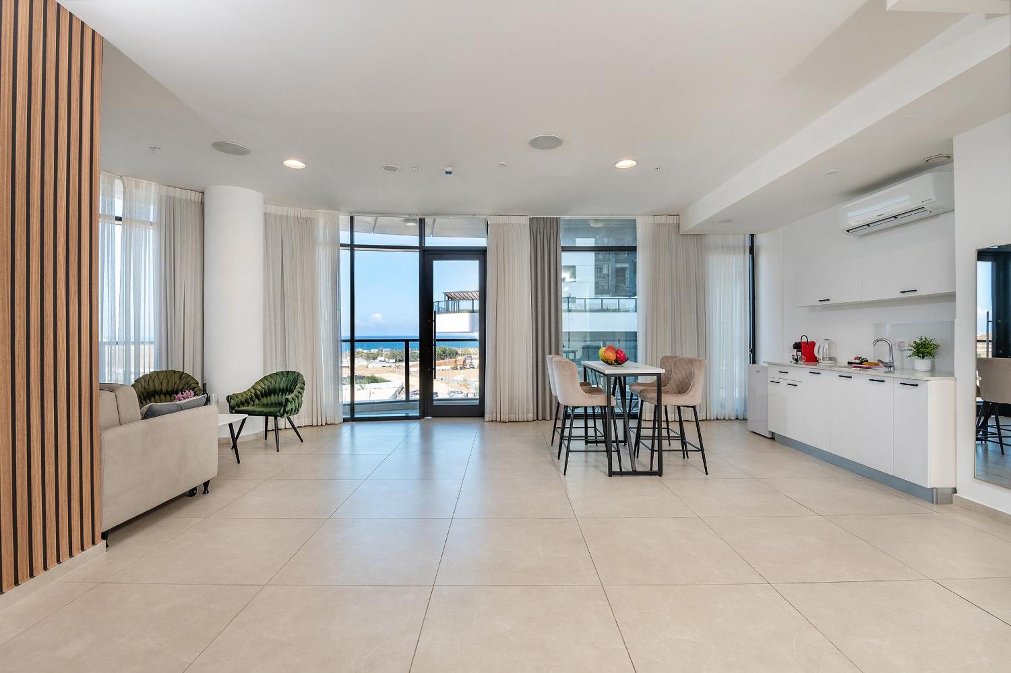 Hi-Yam Seaview Apartments & Suites - יש ממ"ד Бат-Ям Номер фото