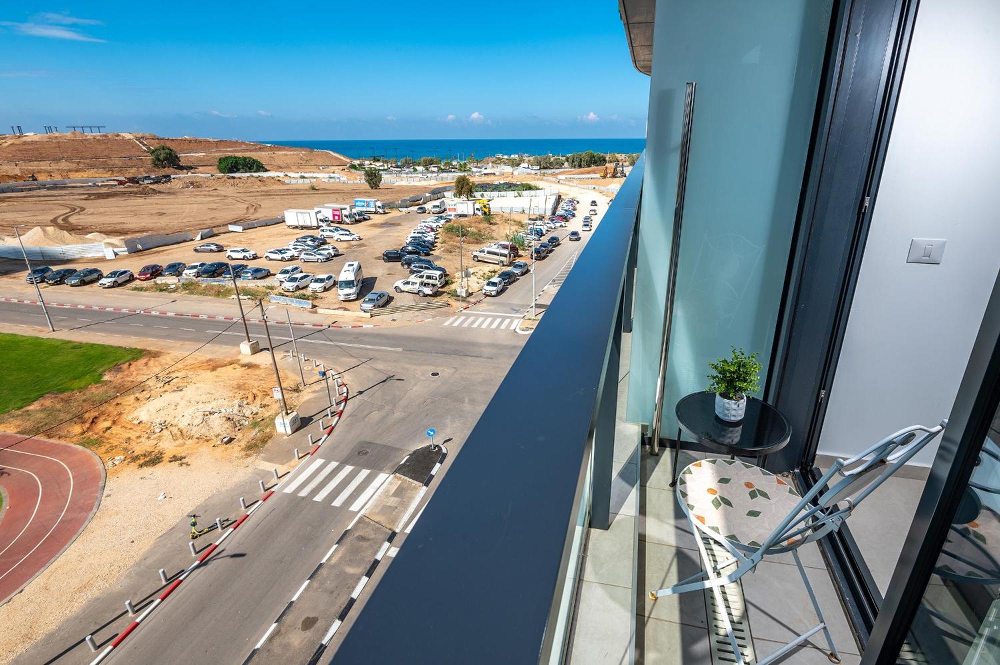 Hi-Yam Seaview Apartments & Suites - יש ממ"ד Бат-Ям Номер фото
