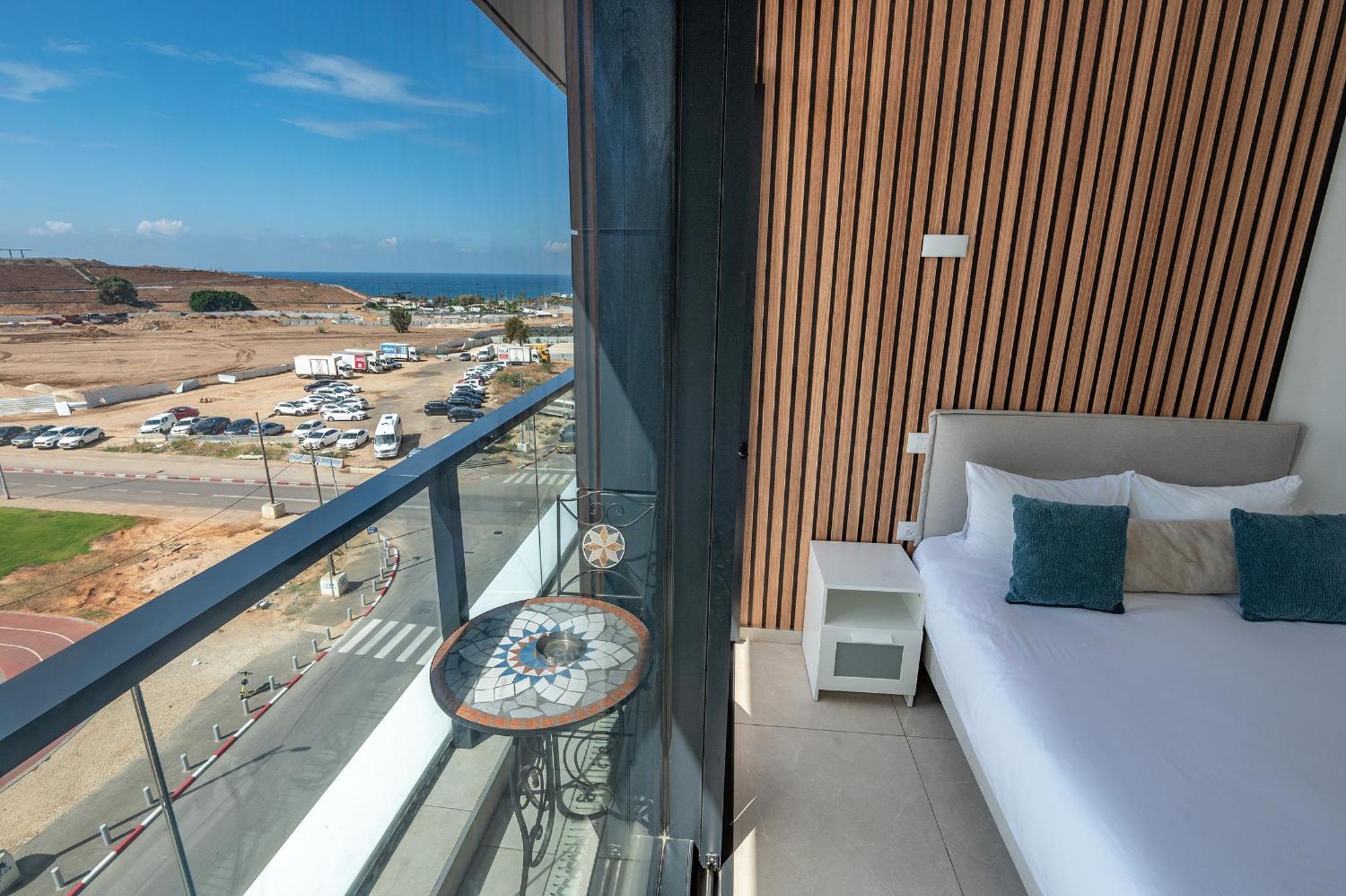 Hi-Yam Seaview Apartments & Suites - יש ממ"ד Бат-Ям Номер фото